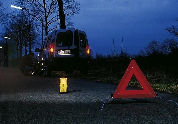 Das Warndreieck von Hella ist nicht nur bei Tag und Nacht deutlich besser zu sehen. Es bleibt sogar bei Windstärke 9 standhaft. Foto: Hella